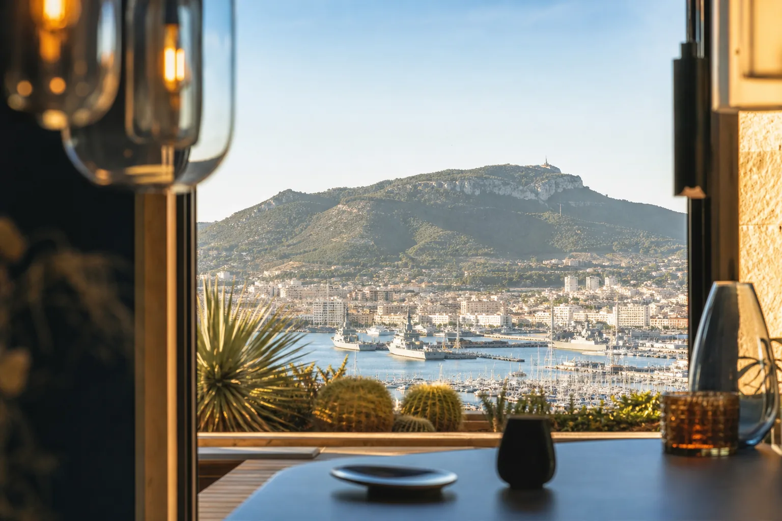Vue sur la rade de Toulon et le mont Faron depuis un intérieur