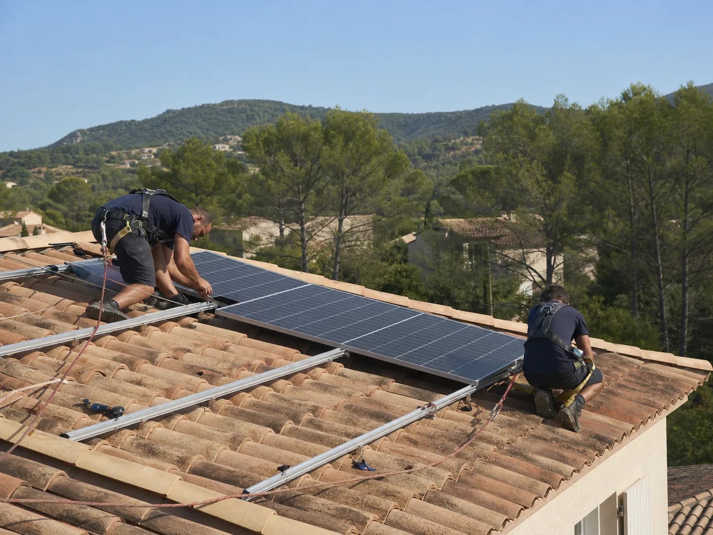 Pose de panneaux photovoltaïques sur une toiture dans le Var